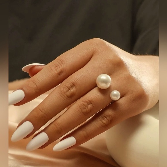 ❀ Minimalist Ivory White Faux Pearl Adjustable Statement Ring - Picture 3 of 8